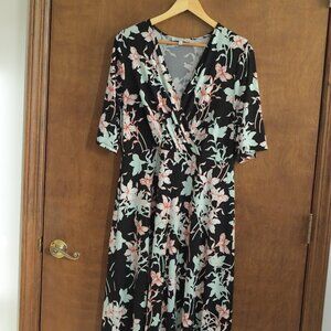 Beautiful Floral Dress. Women's L (Very stretchy and accommodating.)